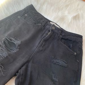 Black ripped mom jeans!!🌟